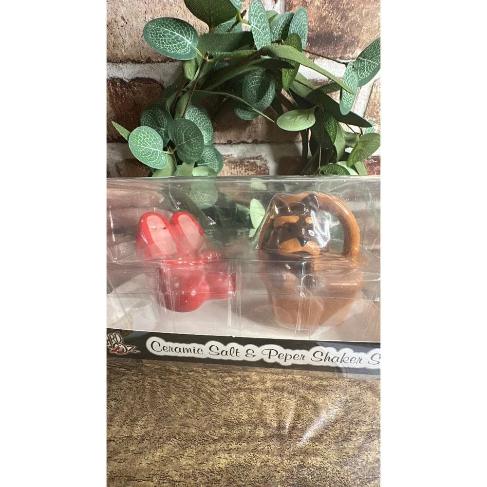 NIB Wizard of Oz Ceramic Salt & Pepper Shaker Set